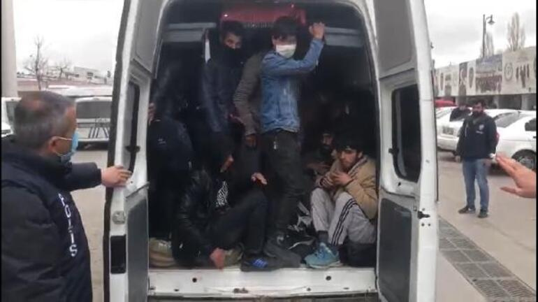 Ankarada 17 kişilik minibüsten 40 göçmen çıktı