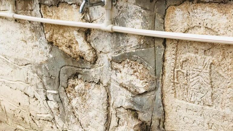 Tarihe zulüm Roma duvarına plastik çeşme